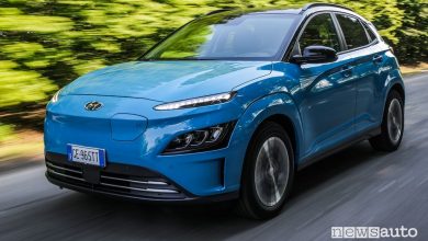 Vista di profilo Hyundai Kona Electric su strada