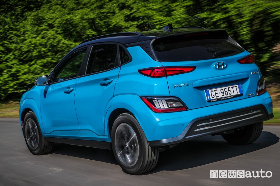 Vista posteriore Hyundai Kona Electric su strada