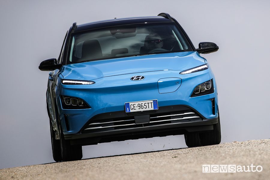 Vista anteriore Hyundai Kona Electric su strada