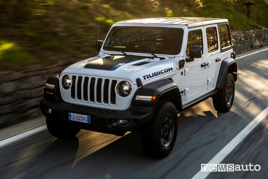 Vista di profilo Jeep Wrangler 4xe Rubicon su strada