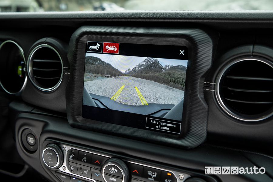 Immagini telecamera anteriore Jeep Wrangler 4xe Sahara