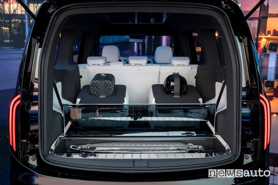 Longboard elettrico integrato nel bagagliaio del Mercedes-EQ Concept EQT