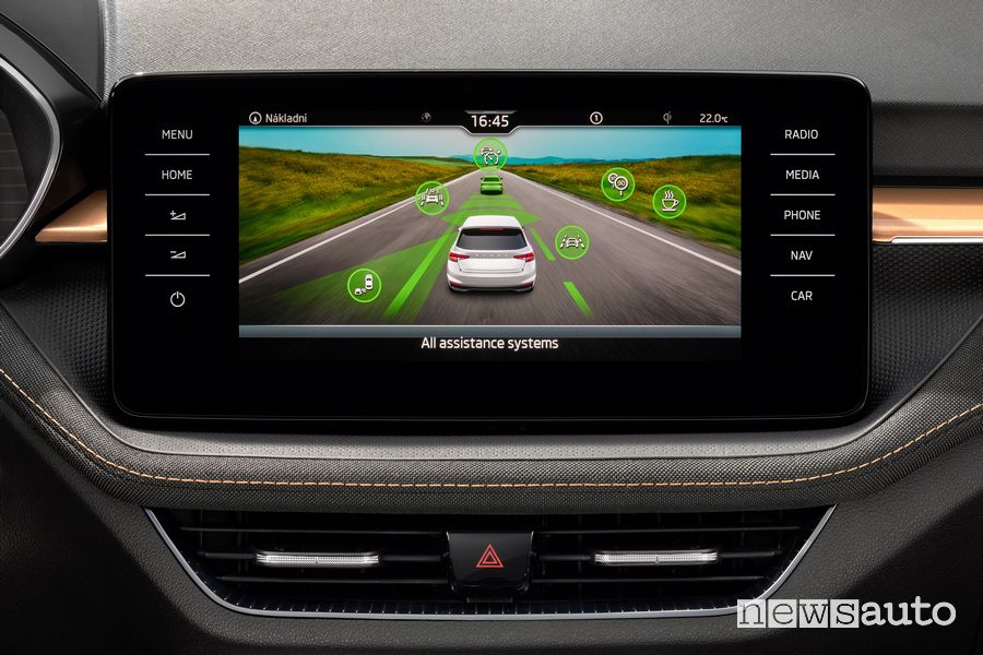 Info ADAS sul touchscreen abitacolo nuova Škoda Fabia