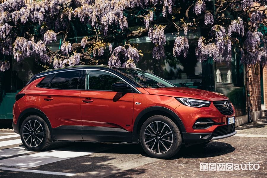 Vista laterale Opel Grandland X Hybrid4