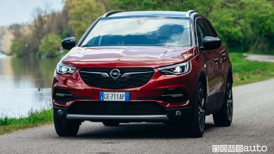 Vista anteriore Opel Grandland X Hybrid4 su strada