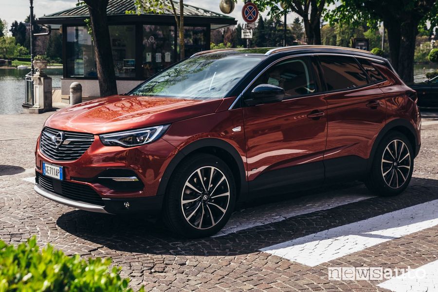 Vista di profilo Opel Grandland X Hybrid4