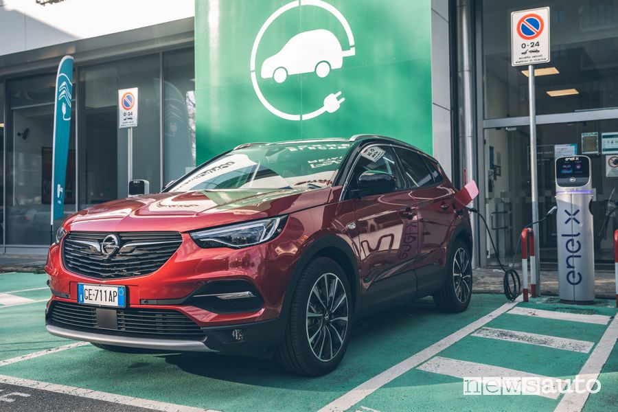 Opel Grandland X Hybrid4 in ricarica da una colonnina Enel X