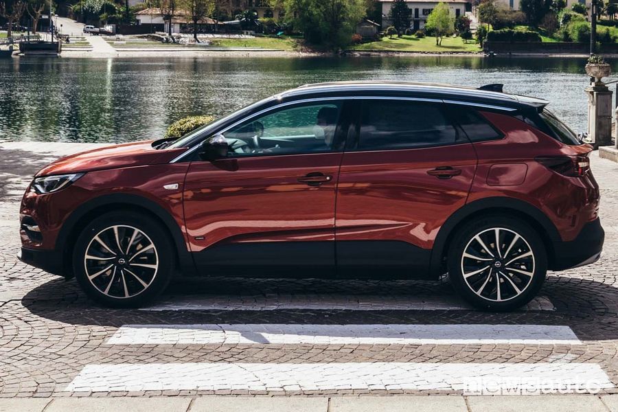 Vista laterale Opel Grandland X Hybrid4