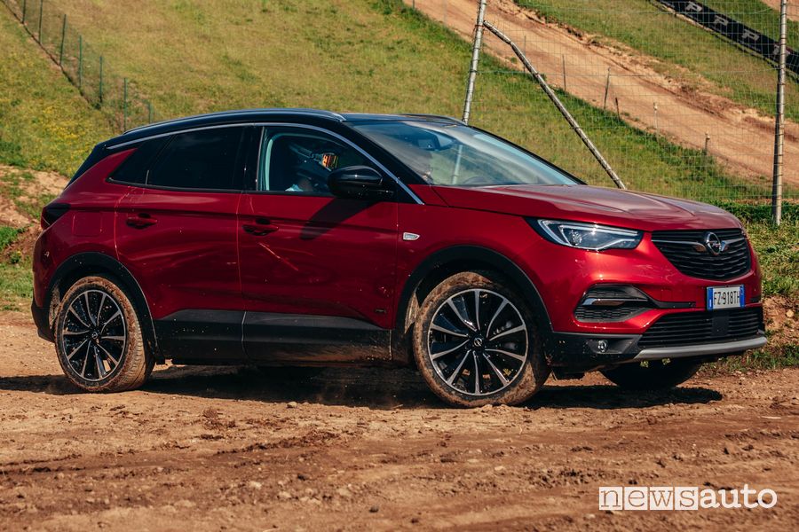 Vista di profilo Opel Grandland X Hybrid4 sullo sterrato