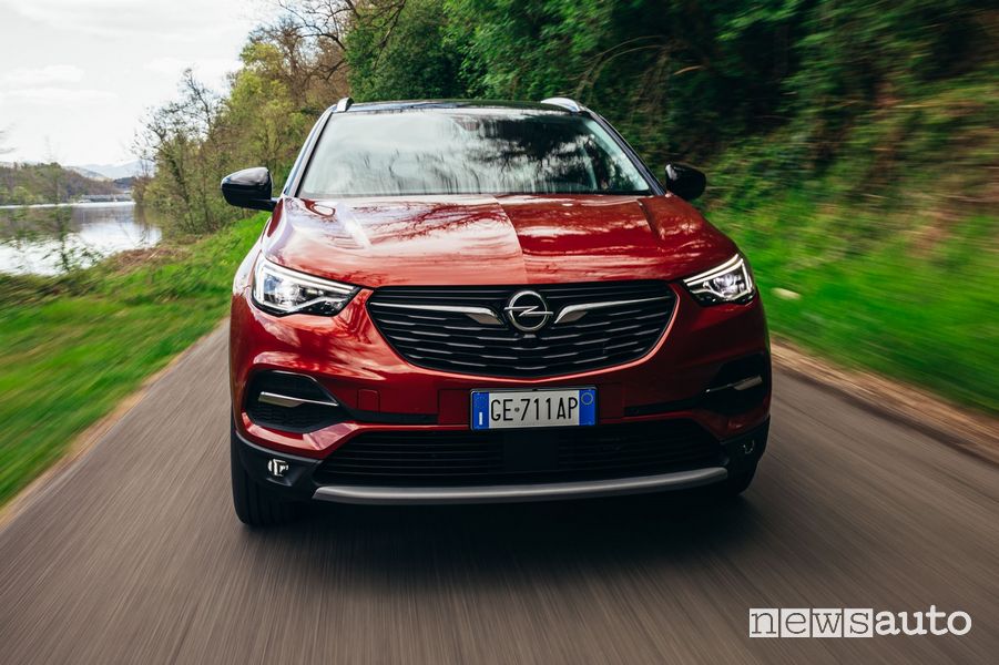 Vista anteriore Opel Grandland X Hybrid4 su strada