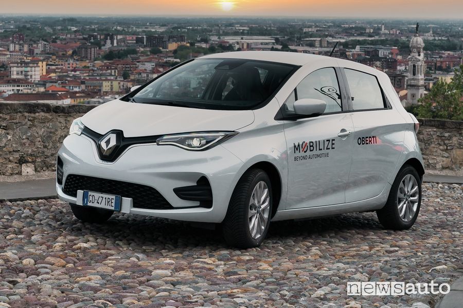 Renault Zoe del car sharing elettrico Mobilize per le vie di Bergamo