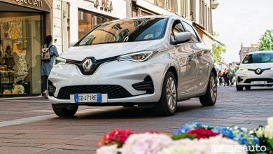 Renault Zoe del car sharing elettrico Mobilize nel centro di Bergamo