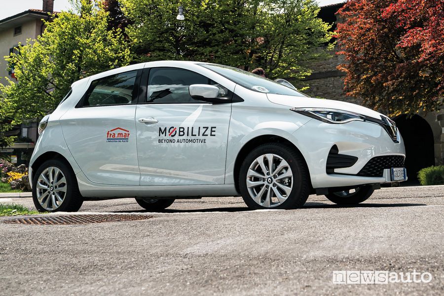 Renault Zoe del car sharing elettrico Mobilize per le vie di Bergamo