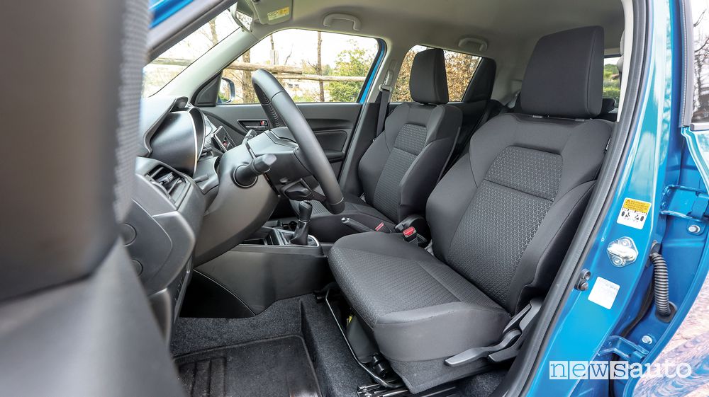 Sedili anteriori abitacolo Suzuki Swift Hybrid AllGrip