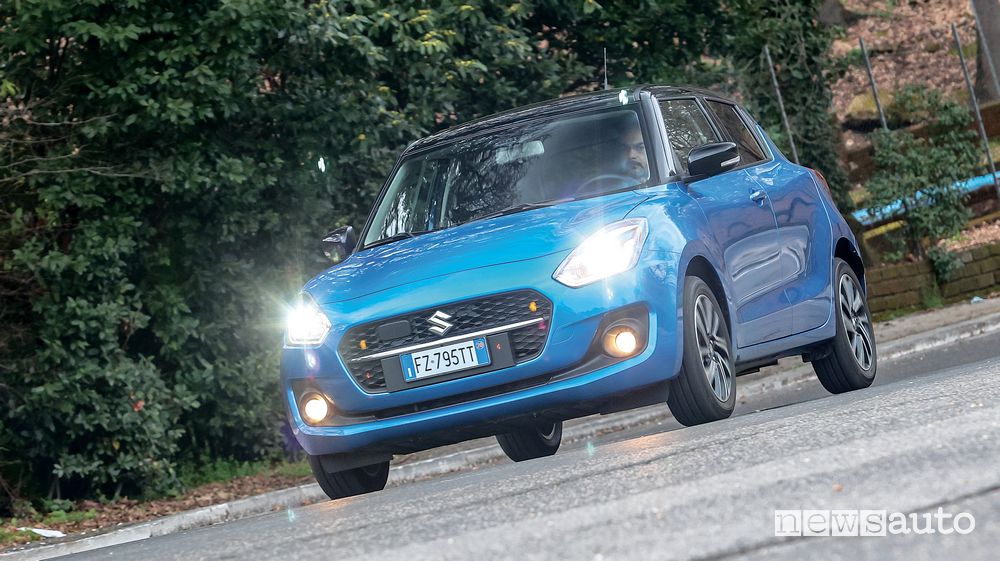 Vista di profilo Suzuki Swift Hybrid AllGrip su strada