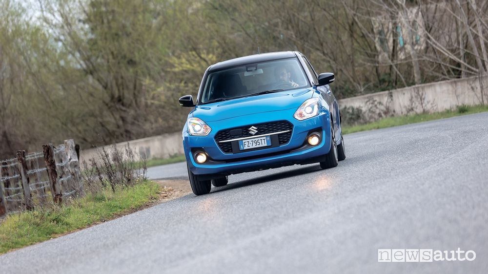 Suzuki Swift Hybrid AllGrip su strada in uscita di curva