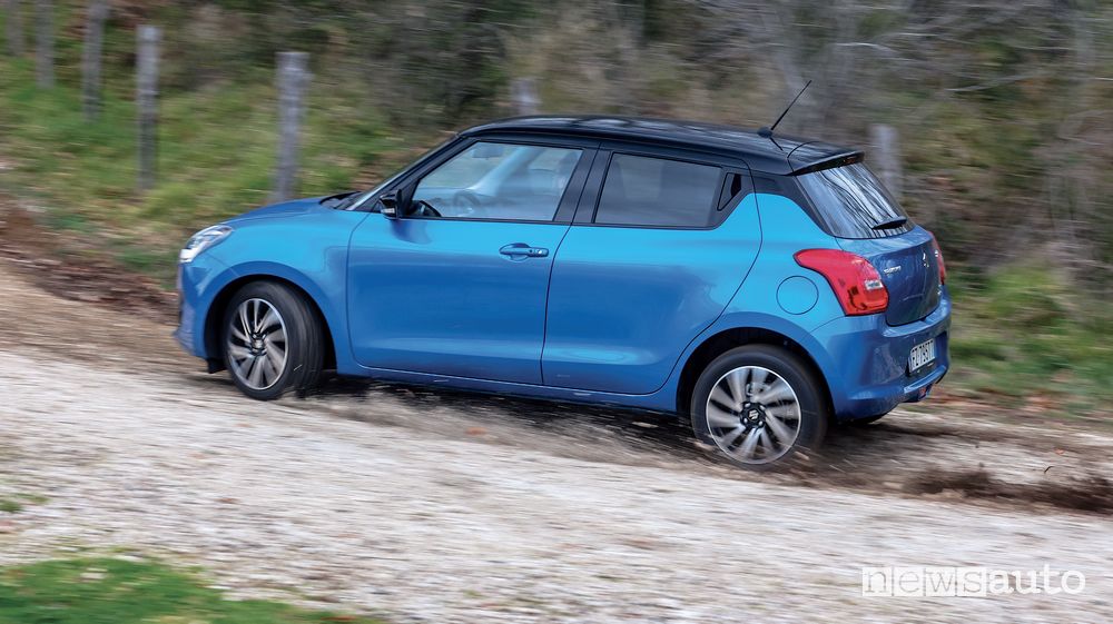 Vista posteriore Suzuki Swift Hybrid AllGrip sullo sterrato