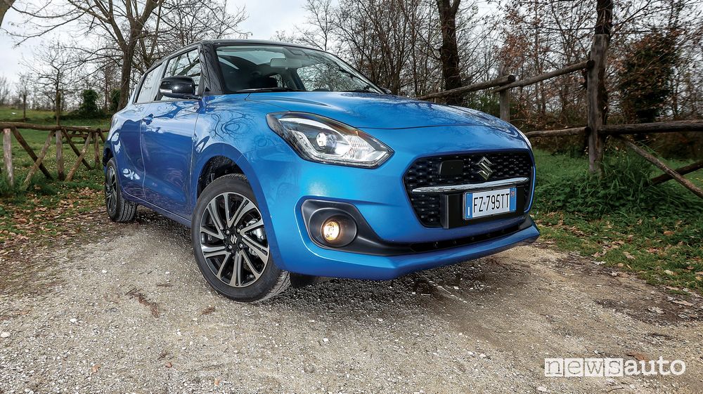 Vista di profilo Suzuki Swift Hybrid AllGrip