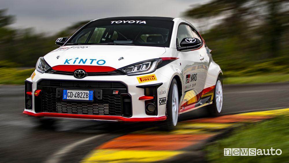 Vista anteriore Toyota GR Yaris Rally Cup su strada