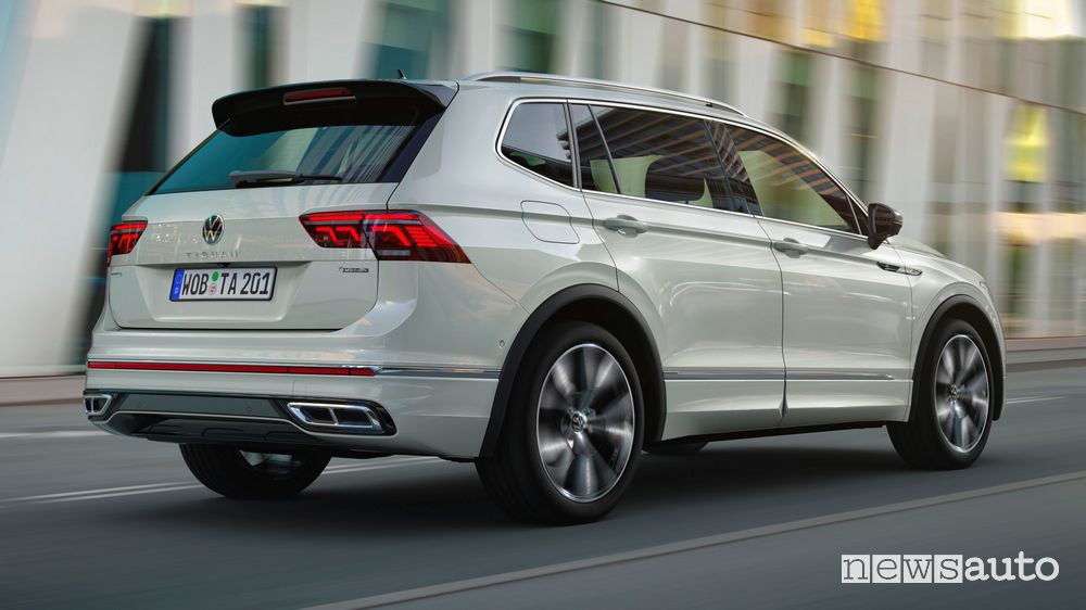 Vista posteriore Volkswagen Tiguan Allspace su strada