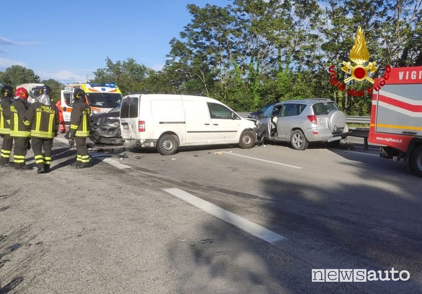 Incidente SUV contromano Marche soccorsi