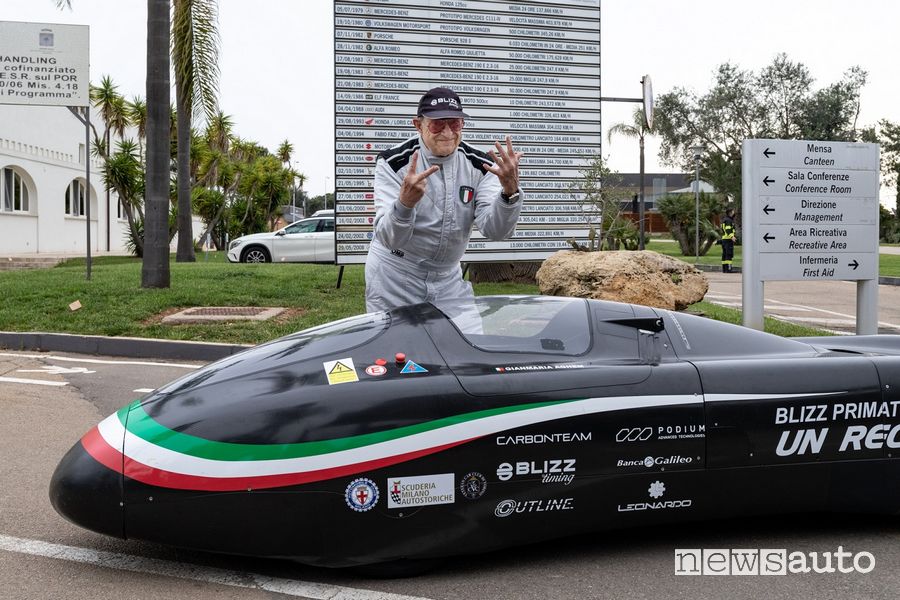 Gianmaria Aghem con la Blizz Primatist, la monoposto elettrica dei record di velocità sulla pista di Nardò