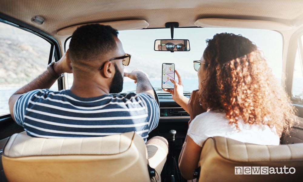 Multa per sosta con motore acceso auto, cosa si rischia?