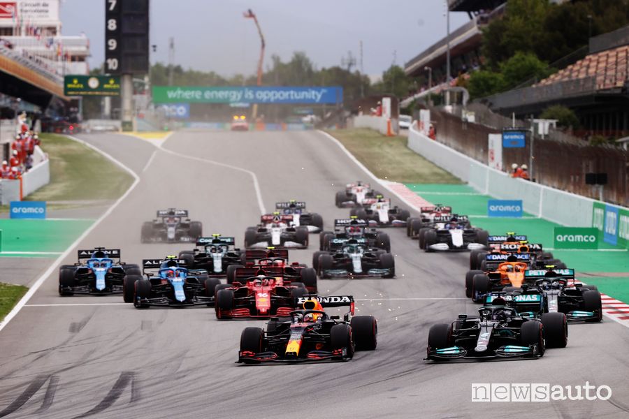 Alla prima curva Verstappen ha sorpreso Hamilton che partiva dalla pole del Gp di Spagna 2021