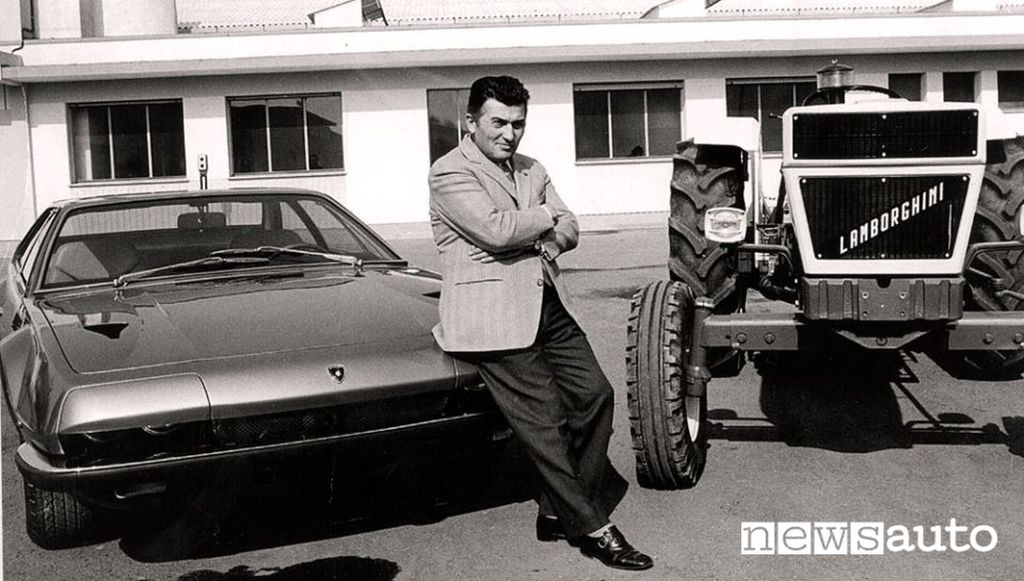 Ferruccio Lamborghini con la Jarama e uno dei suoi trattori