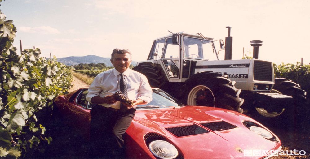 Ferruccio Lamborghini nella sua tenuta umbra con la sportiva Miura ed un trattore