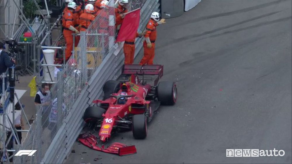 Dopo la pole la Ferrari di Leclerc è andato a sbattere alle Piscine causando la bandiera rossa