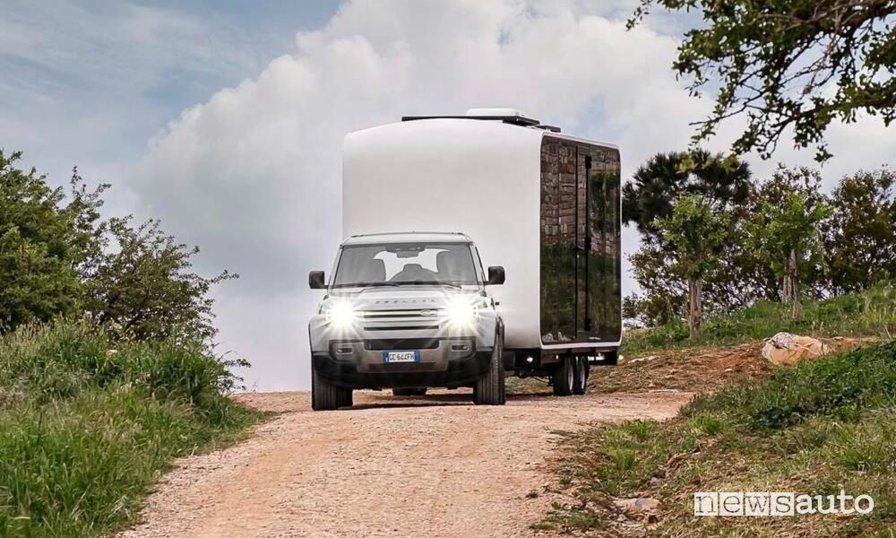 Land Rover Defender Eco Home in viaggio