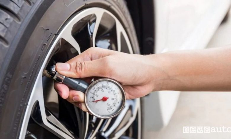 Manometro per controllo pressione pneumatici auto