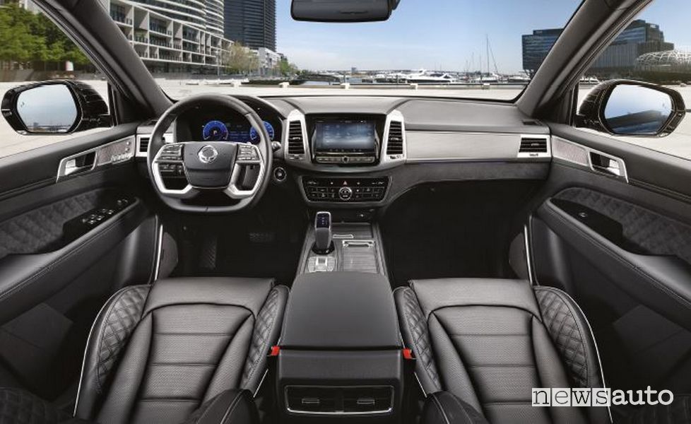 abitacolo del SUV KGM Rexton