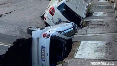 Voragine a Roma, ingoia due auto in sosta a Torpignattara