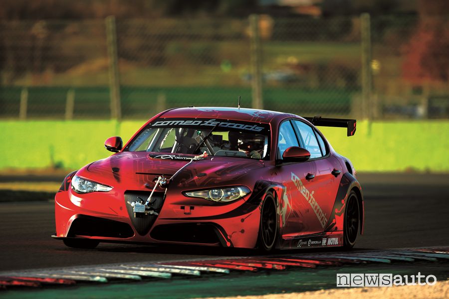 Alfa Romeo Giulia ETCR by Romeo Ferraris in pista a Vallelunga