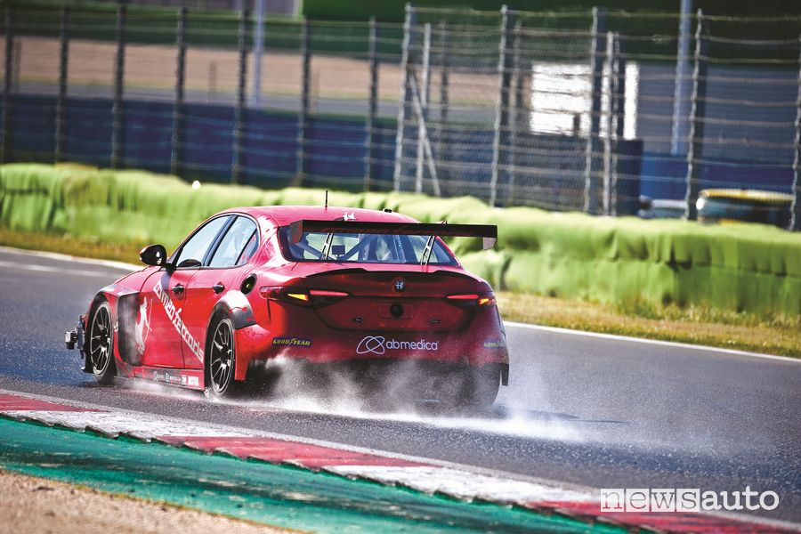 Vista posteriore Alfa Romeo Giulia ETCR by Romeo Ferraris in pista