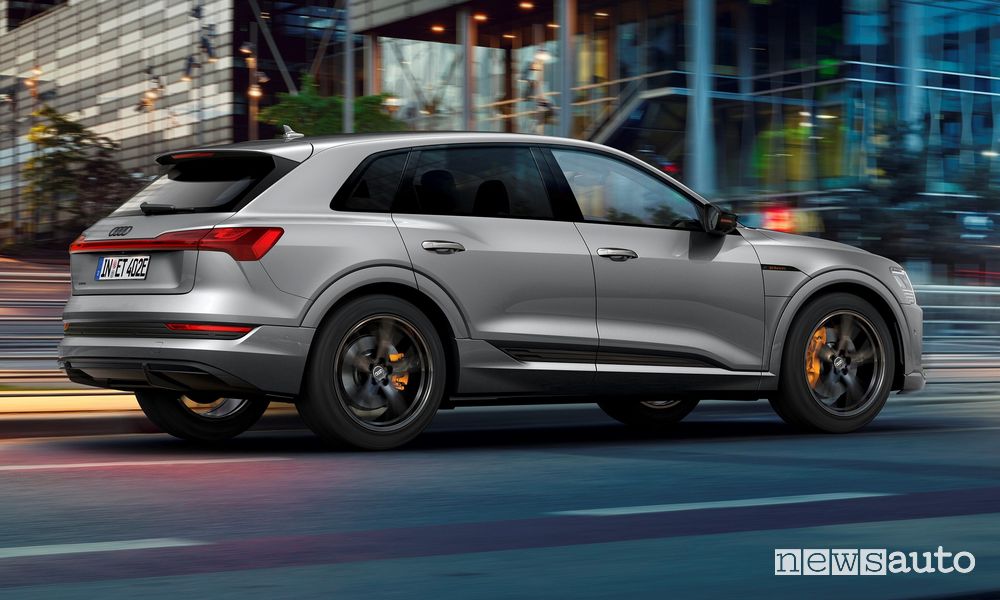 Vista posteriore Audi e-tron S line black edition