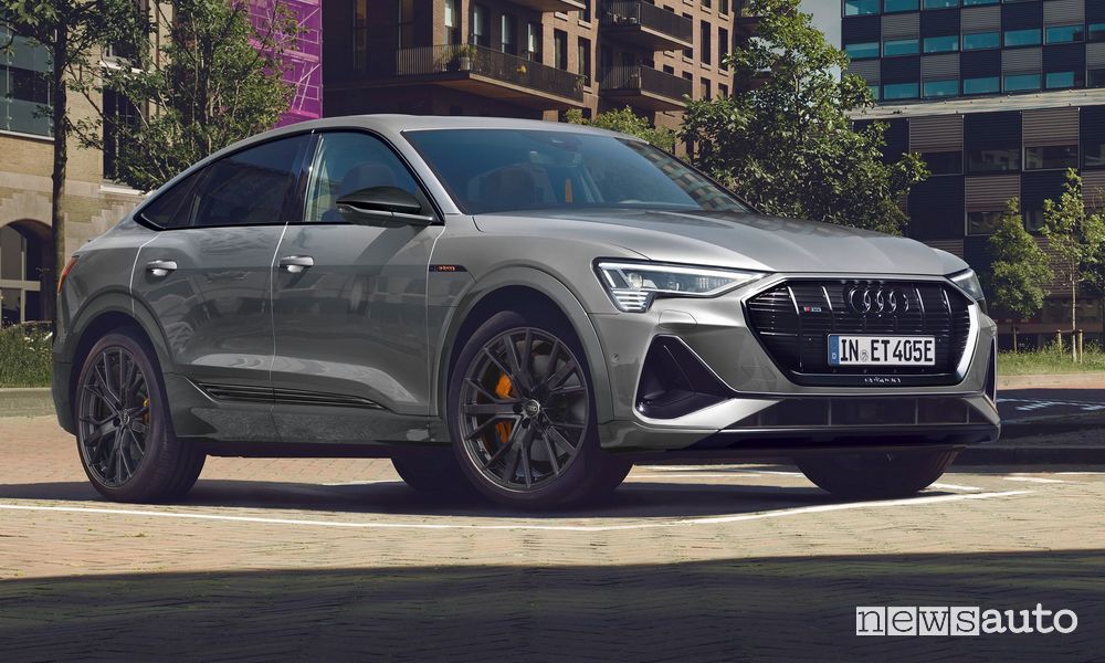 Vista di profilo Audi e-tron Sportback S line black edition