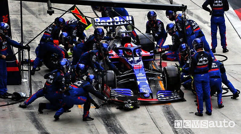 Auto da corsa F1  Red Bull al Box durante un pit stop