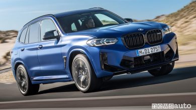 Vista di profilo BMW X3 Competition su strada