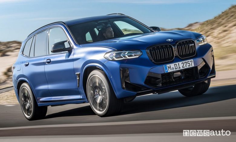 Vista di profilo BMW X3 Competition su strada