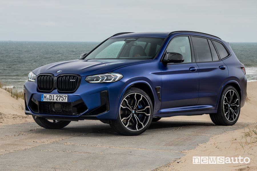 Vista di profilo BMW X3 Competition