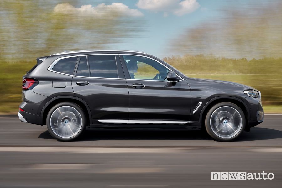 Vista laterale BMW X3 xDrive30e su strada