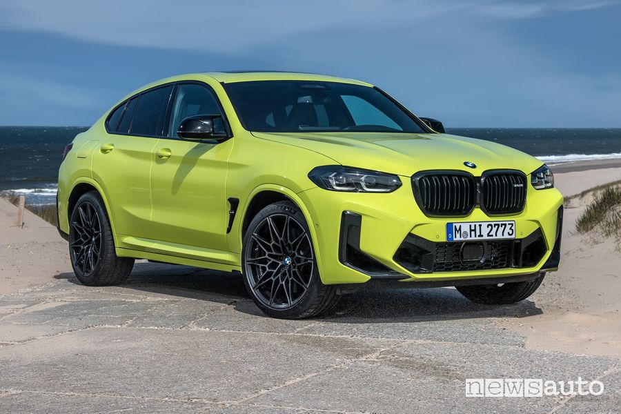 Vista di profilo BMW X4 M Competition