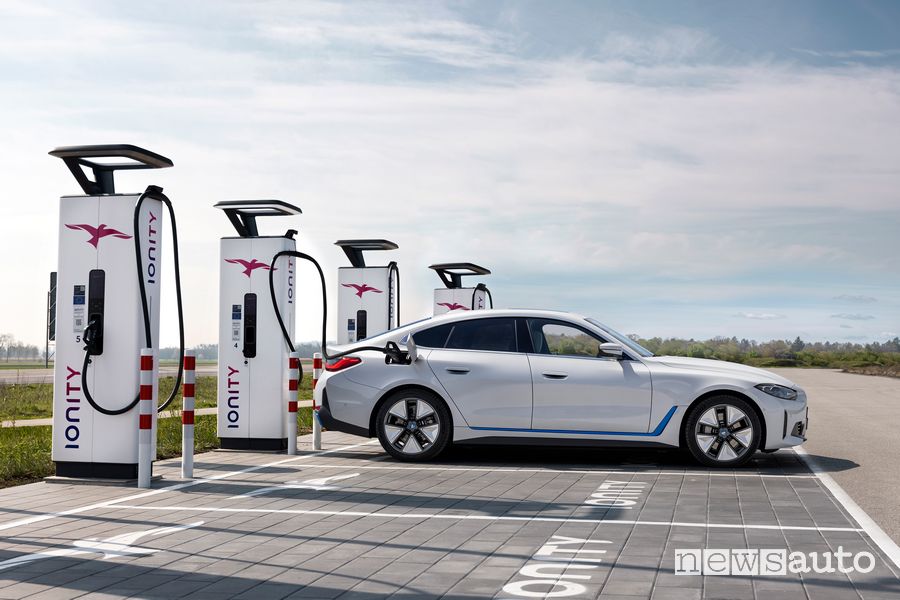 BMW i4 eDrive40 elettrica in ricarica da un colonnina Ionity
