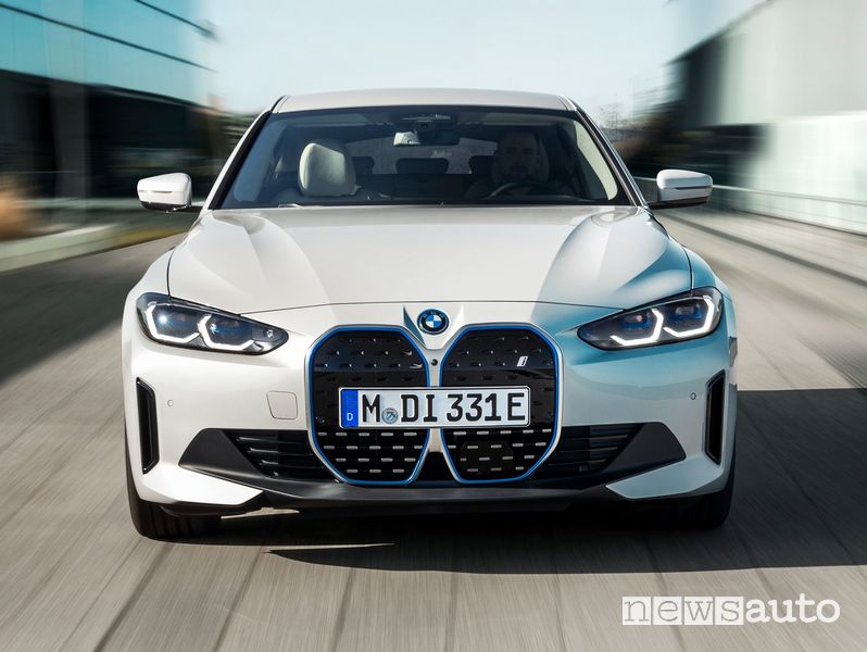 Vista anteriore BMW i4 eDrive40 elettrica su strada