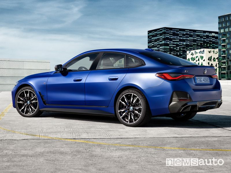 Vista posteriore BMW i4 M50 elettrica sportiva
