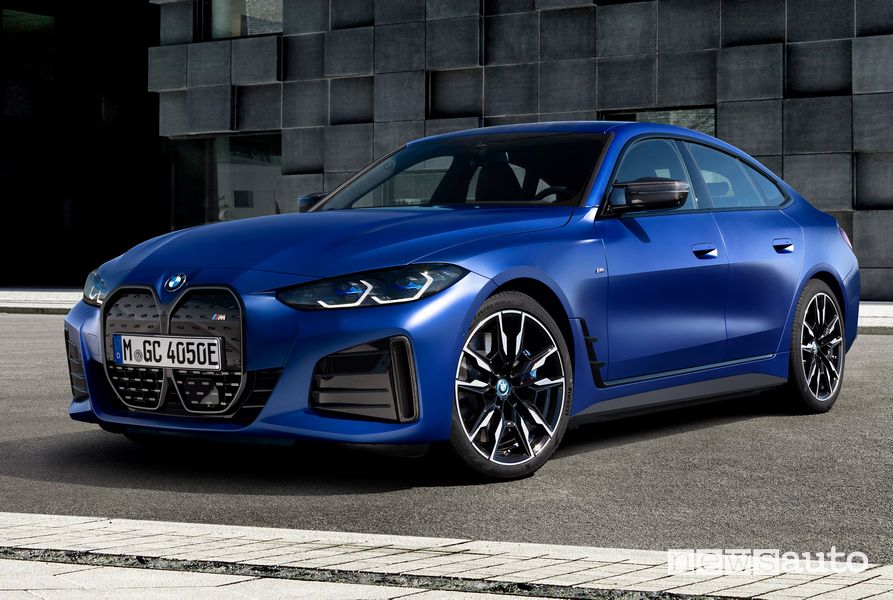 Vista di profilo BMW i4 M50 elettrica sportiva