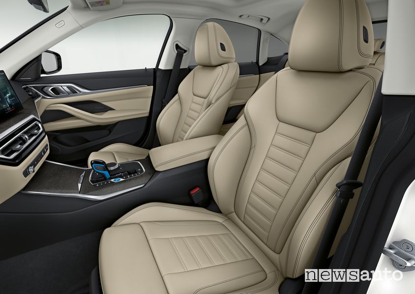 Sedili anteriori abitacolo BMW i4 eDrive40 elettrica